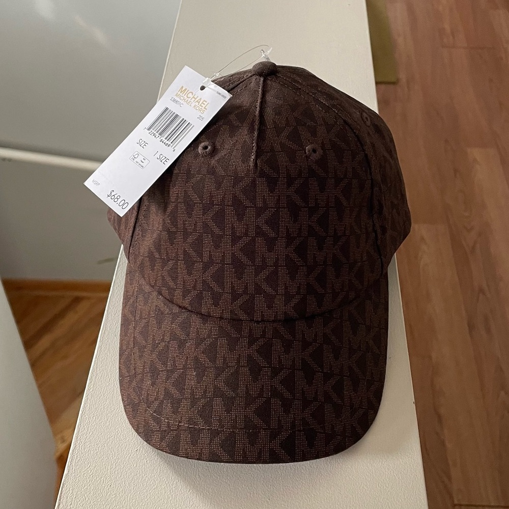 - Brand new “Michael Kors”unisex cap.One size,color brown.🤎